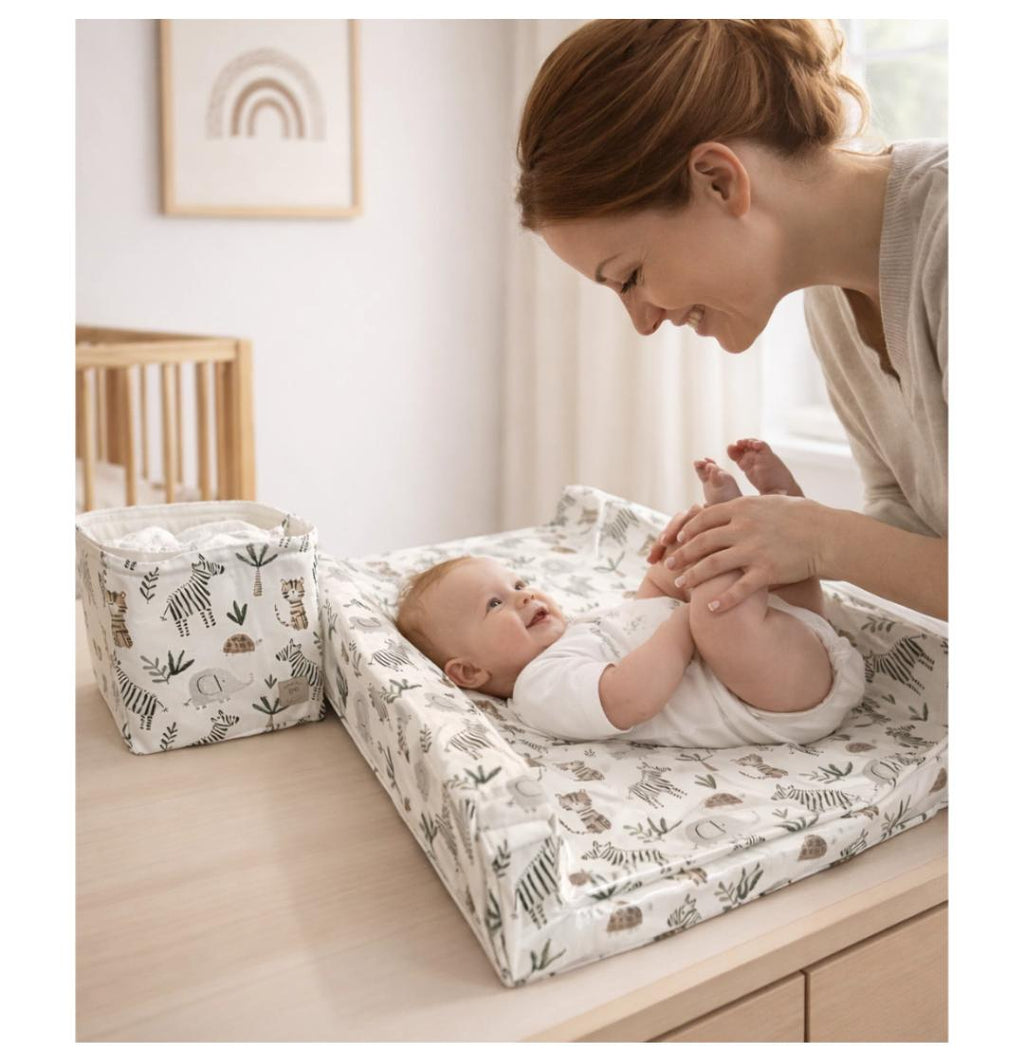 Set Cambiador Antivuelco Estampado con Contenedor Pañalero